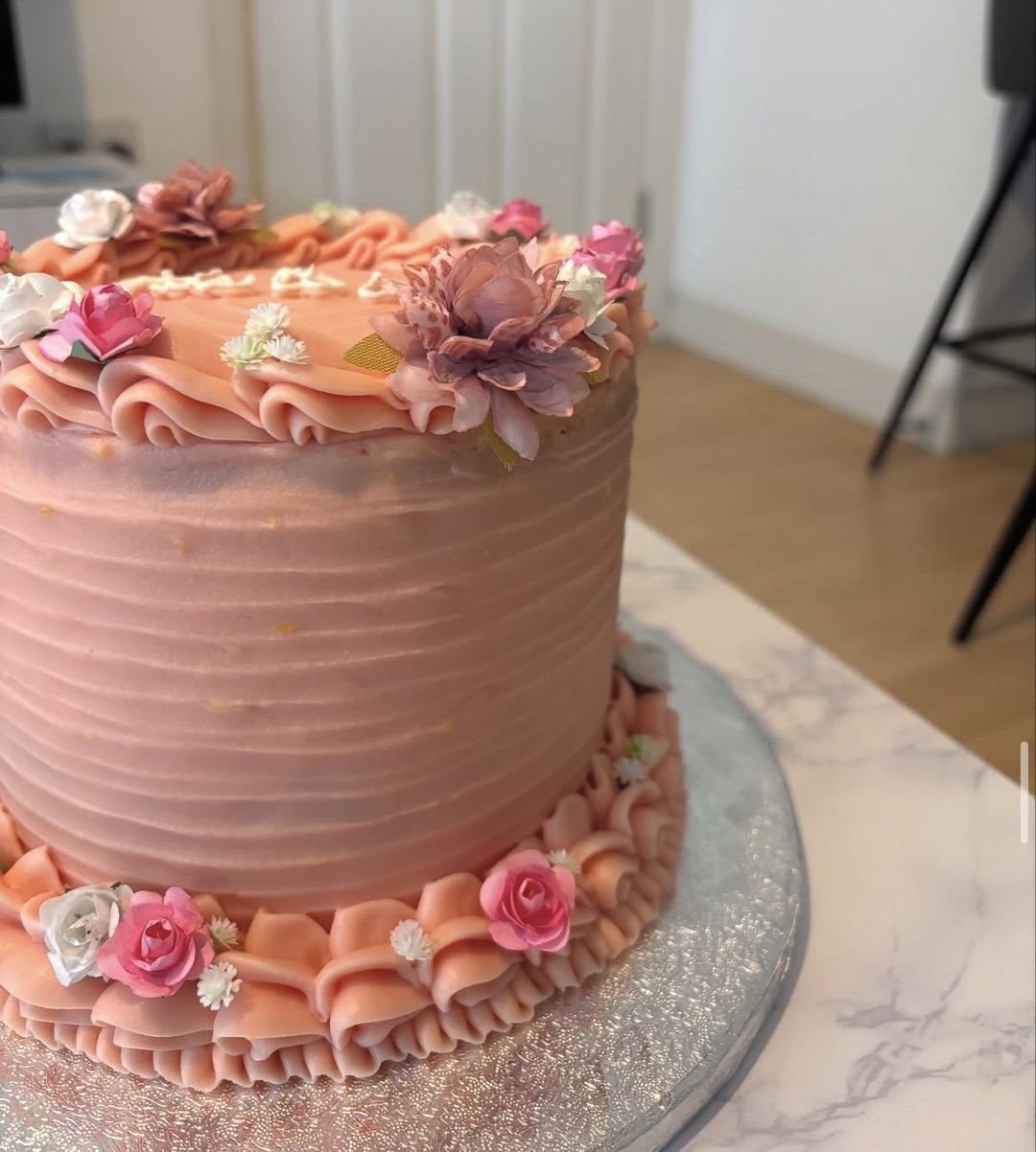 Peach-pink cake with “Bride to be” on top, ruffled borders and pink and white sugar roses (photo 1 of 3)