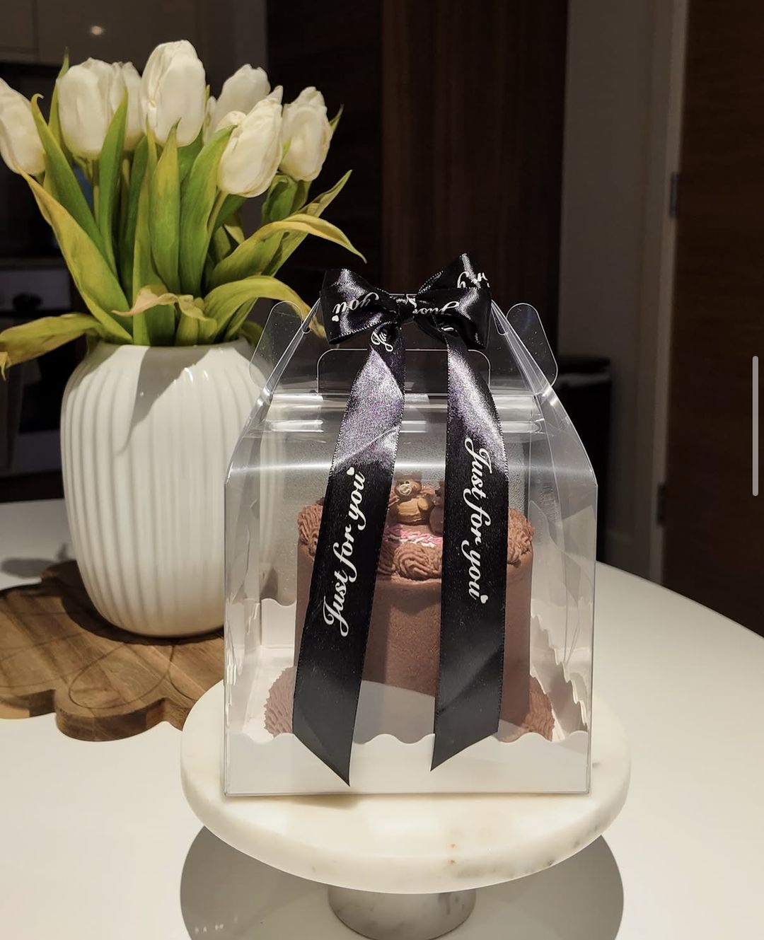 Chocolate bento cake topped with little bears and “Mama” in pink, in a clear gift box (photo 1 of 2)